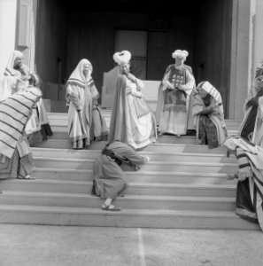 Generale repetitie van de Passiespelen te Tegelen, de berouwvolle Judas wordt be, Bestanddeelnr 911-2461