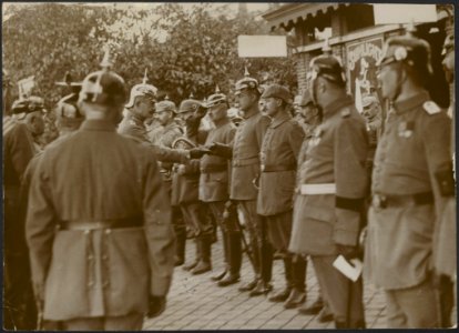 General von Bissing überreicht mehren Offizieren und Mannschaften in St. Troud d, Bestanddeelnr 158-2422