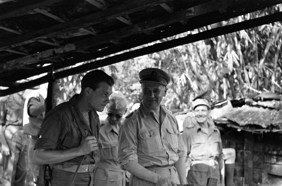 Generaal Kruls bezoekt een militaire post, Bestanddeelnr 5075