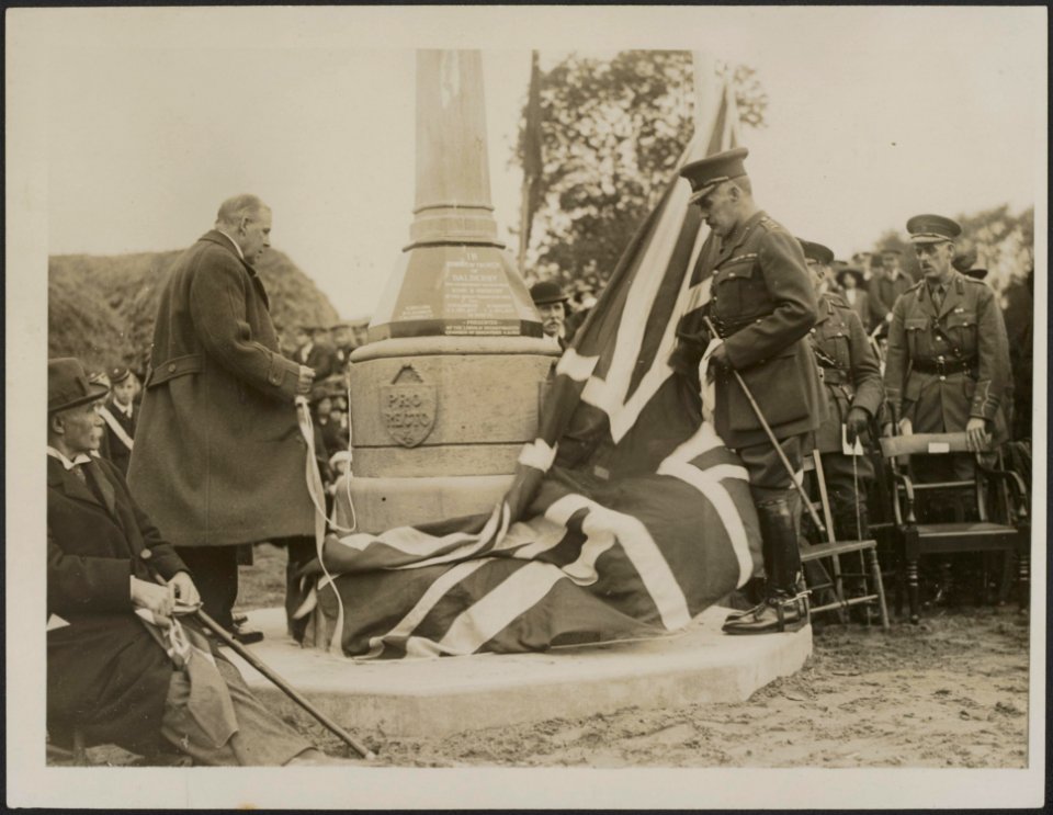 General Sir William Robertson, chief of the Imperial General Staff, unveiling a , Bestanddeelnr 158-1935