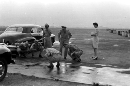 Generaal Kruls, en generaal Spoor kijken met andere militairen naar de onderzij, Bestanddeelnr 4204