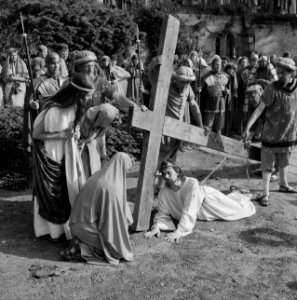 Generale repetitie van de Passiespelen te Tegelen, Jezus ontmoet Veronica en de , Bestanddeelnr 911-2439