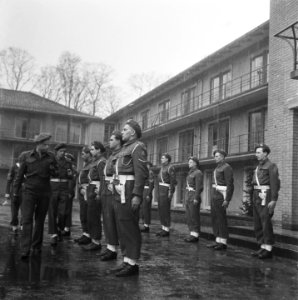 Generaal Kruls bezoekt officiers- en onderofficiersopleidingskamp in Bloemendaal, Bestanddeelnr 901-4913