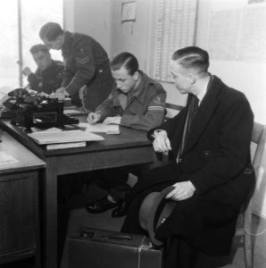 Generaal Kruls bezoekt officiers- en onderofficiersopleidingskamp in Bloemendaal, Bestanddeelnr 901-4914