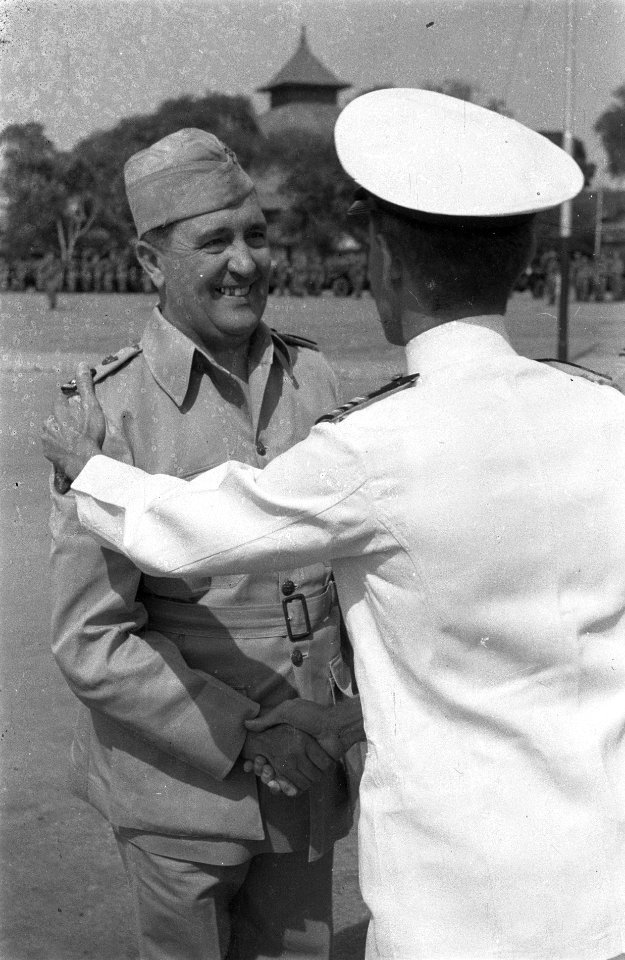 Generaal J.K. Meyer, onderscheiden met de Militaire Willemsorde, wordt gefelicit, Bestanddeelnr 6593