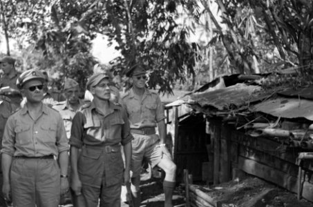 Generaal Kruls bezoekt een militaire post, Bestanddeelnr 5074