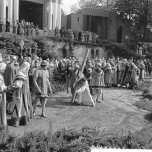 Generale repetitie van de Passiespelen te Tegelen, Jezus draagt zijn kruis, Bestanddeelnr 911-2437