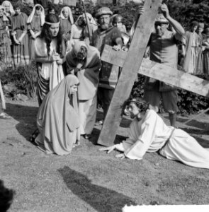 Generale repetitie van de Passiespelen te Tegelen, Jezus ontmoet Veronica en de , Bestanddeelnr 911-2436