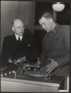Generaal Kruis en minister-president Schermerhorn bij een grammofoonplaatspeler, Bestanddeelnr 093-0033