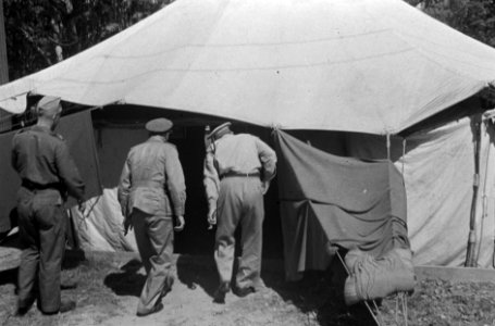 Generaal HJJW Dürst Britt betreedt een tent, Bestanddeelnr 1132