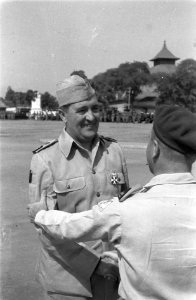 Generaal J.K. Meyer, onderscheiden met de Militaire Willemsorde, wordt gefelicit, Bestanddeelnr 6591