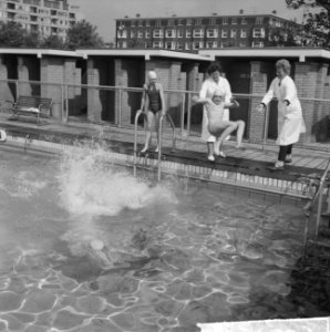 Gemeentelijke openluchtbaden in Amsterdam weer geopend, de eerste duik door de d, Bestanddeelnr 915-1809