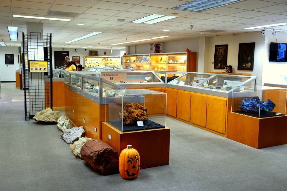 General view - University of Arizona Mineral Museum - University of Arizona - Tucson, AZ - DSC08452