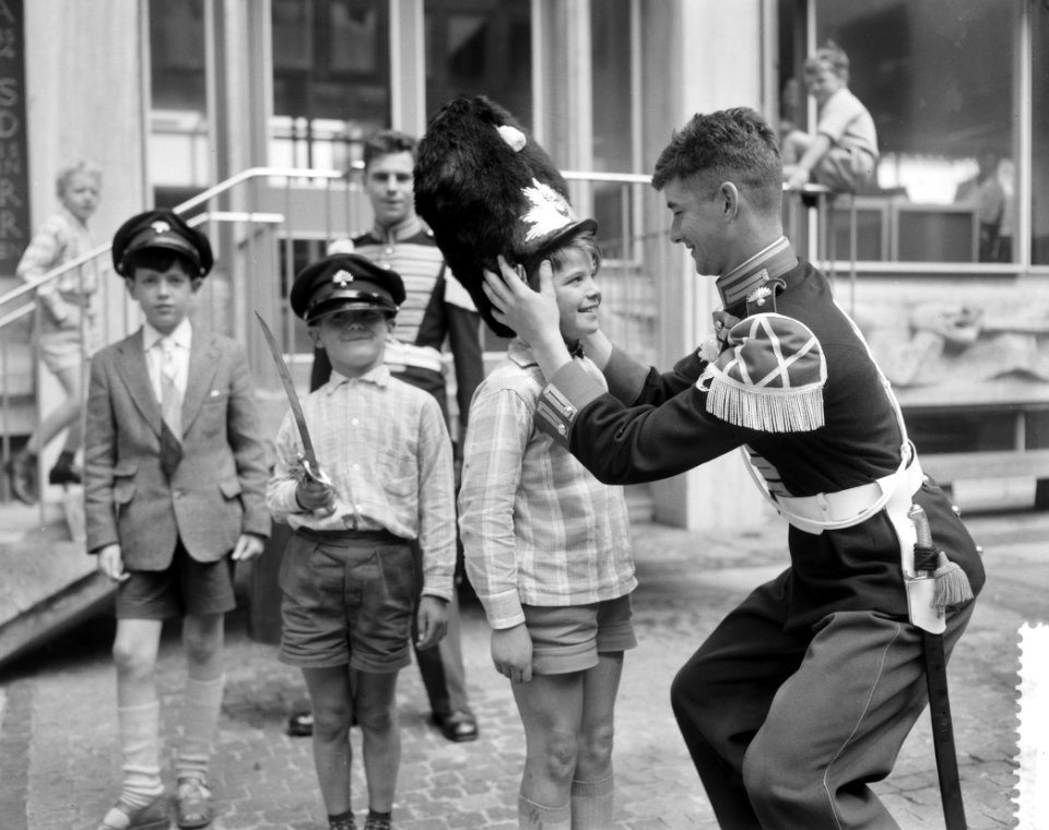 Generale repetitie voor de NATO Taptoe te Arnhem, jongen mag berenmuts van grena, Bestanddeelnr 911-4148