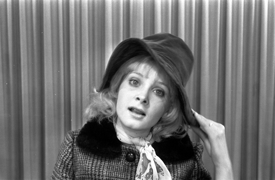 Genevieve Waite (filmster) op Schiphol, kop, Bestanddeelnr 922-0020