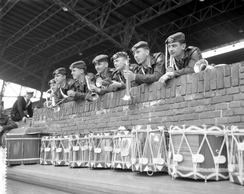 Generale repetitie voor de Taptoe in het Olympisch Stadion te Amsterdam, Grena, Bestanddeelnr 911-2654