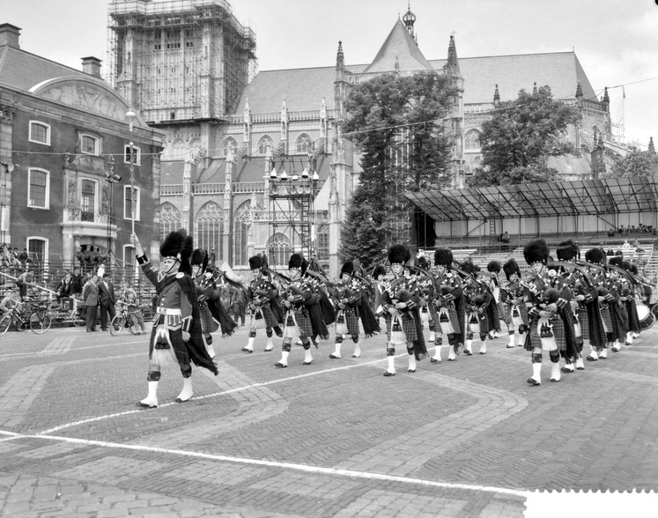 Generale repetitie voor de NATO Taptoe te Arnhem Schotten marcheren, Bestanddeelnr 911-4144