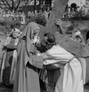 Generale repetitie van de Passiespelen te Tegelen, Jezus ontmoet Maria, Bestanddeelnr 911-2454