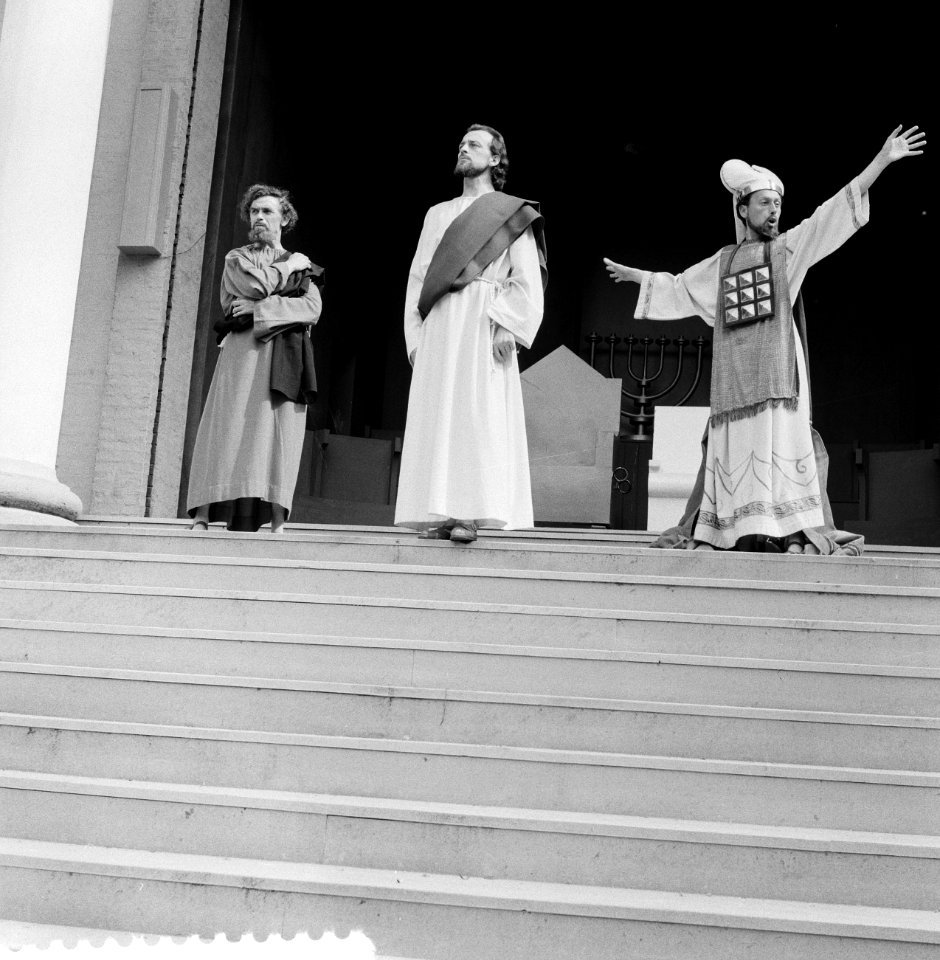 Generale repetitie van de Passiespelen te Tegelen, vln Judas, Jezus en Kajafa, Bestanddeelnr 911-2445
