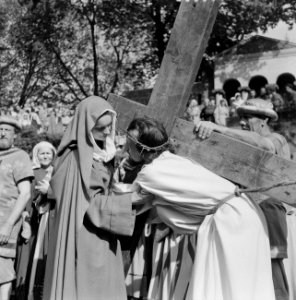 Generale repetitie van de Passiespelen te Tegelen, Jezus ontmoet Maria, Bestanddeelnr 911-2455