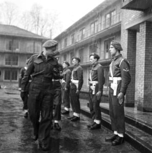 Generaal Kruls bezoekt officiers- en onderofficiersopleidingskamp in Bloemendaal, Bestanddeelnr 901-4911