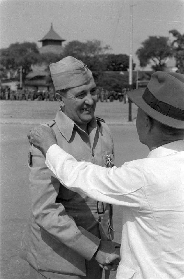 Generaal J.K. Meyer, onderscheiden met de Militaire Willemsorde, wordt gefelicit, Bestanddeelnr 6592