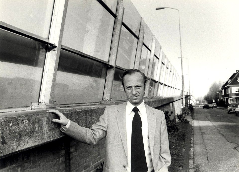 Geluidsschermen bij de Julianalaan Westelijke Randweg. ca. 1984 Geschonken in 1986 door United Photos de Boer bv. Identificatienummer 54-021065, NL-HlmNHA 54021065