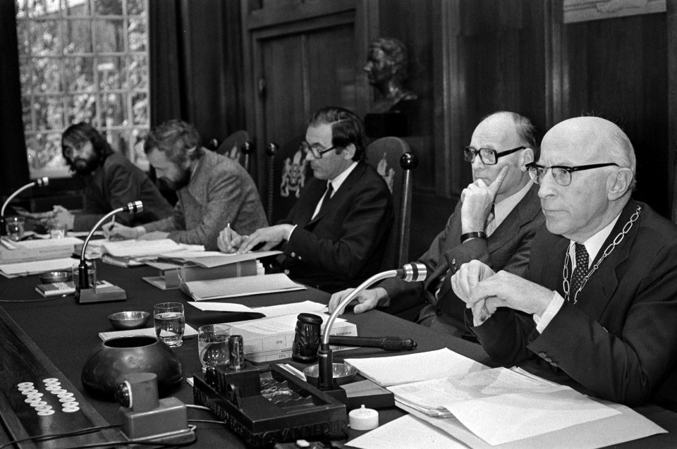 Gemeenteraad Amsterdam, Algemene beschouwingen v.l.n.r. Van Duijn , Sinnige, La, Bestanddeelnr 928-2542