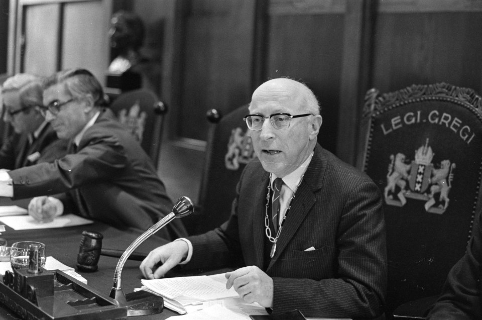 Gemeenteraad A'dam besprekingen over bespelen Stadsschouwburg nieuwjaarsrede b, Bestanddeelnr 924-1484