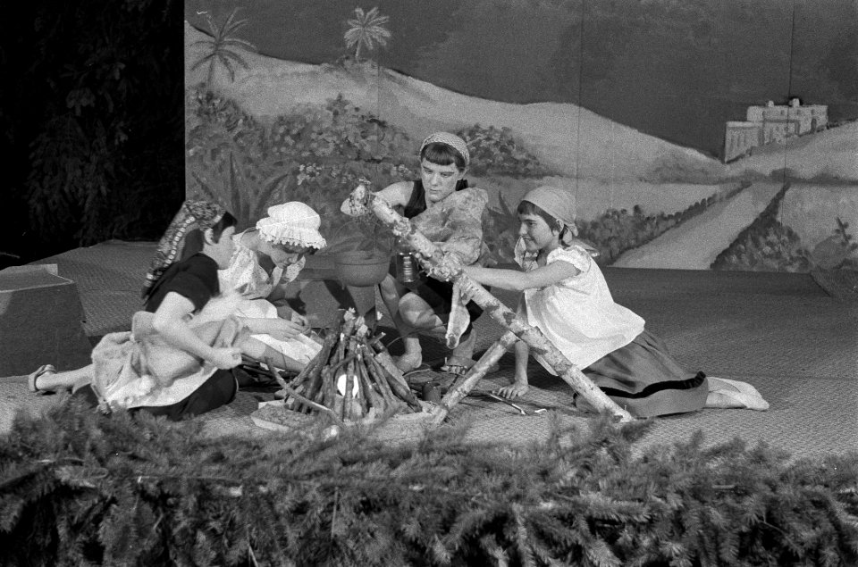 Generale repetitie voor het kerstspel dat in de garage va het Paleis Soestdijk z, Bestanddeelnr 911-8967