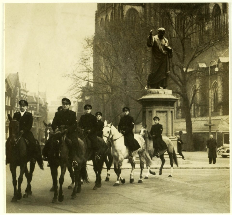Gemeentepolitie. NL-HlmNHA 5400468385
