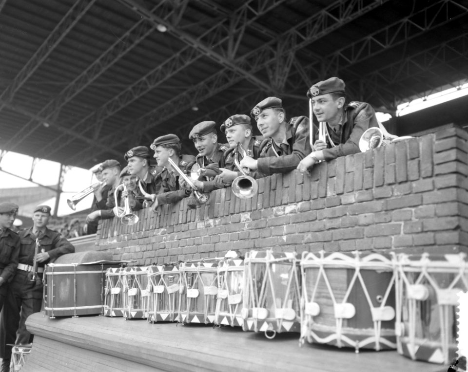 Generale repetitie voor de Taptoe in het Olympisch stadion te Amsterdam, Grena, Bestanddeelnr 911-2655