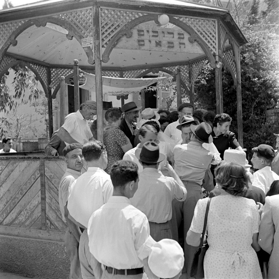 Gelukwensen na de huwelijksvoltrekking, vermoedelijk in Haifa, Bestanddeelnr 255-0302