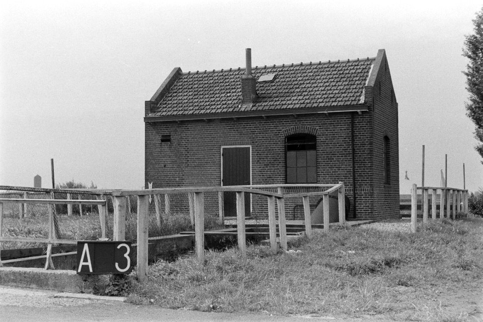 Gemaal enof sluiswachtershuisje in Alkemade (ruilverkaveling Roelofarendsveen), Bestanddeelnr 170-2486