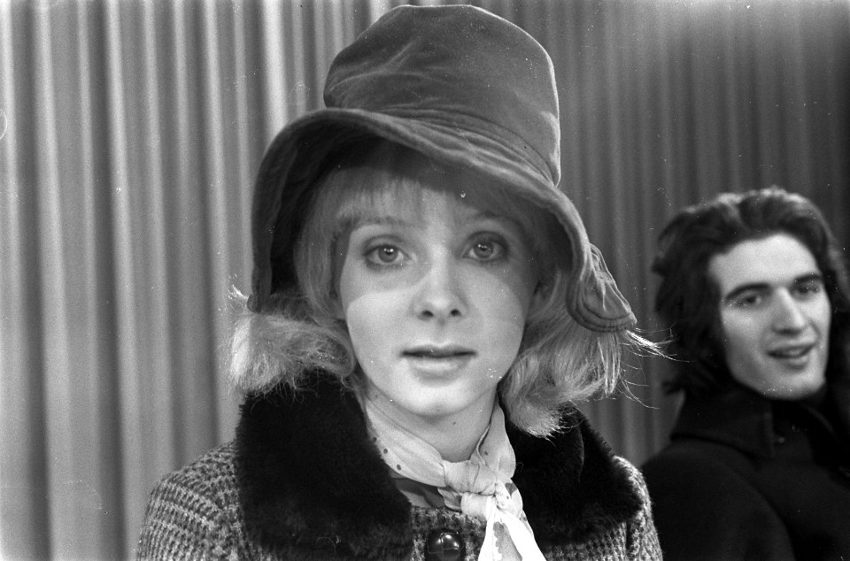 Genevieve Waite (filmster) op Schiphol, kop, Bestanddeelnr 922-0022