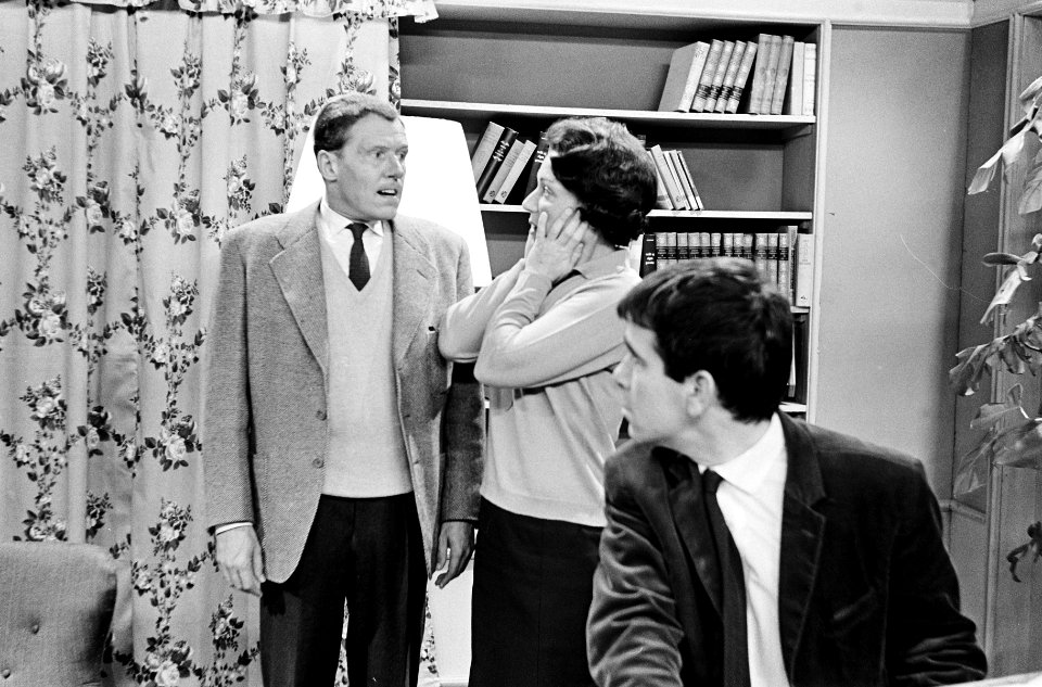 Gelooft U in spoken Mevrouw . Televisiestuk van de AVRO. In midden Guus Oster, l, Bestanddeelnr 915-6155