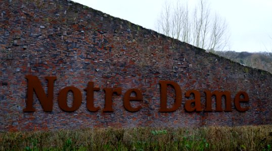 Geluidswerende muur van havoschool Notre Dame