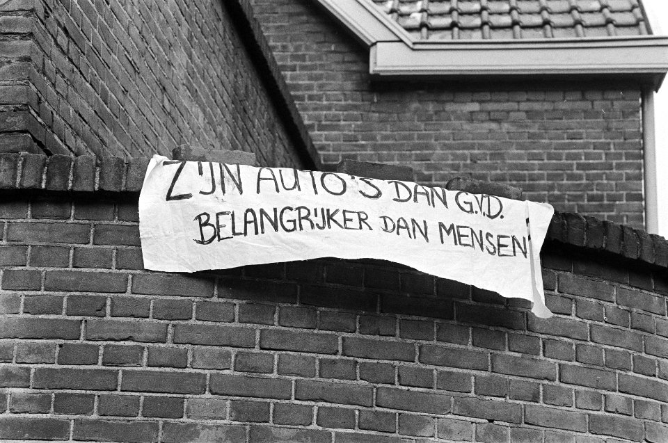 Gemeente Nijmegen wint Kort Geding tegen krakers van Piersonstr, spandoek zijn , Bestanddeelnr 931-3332