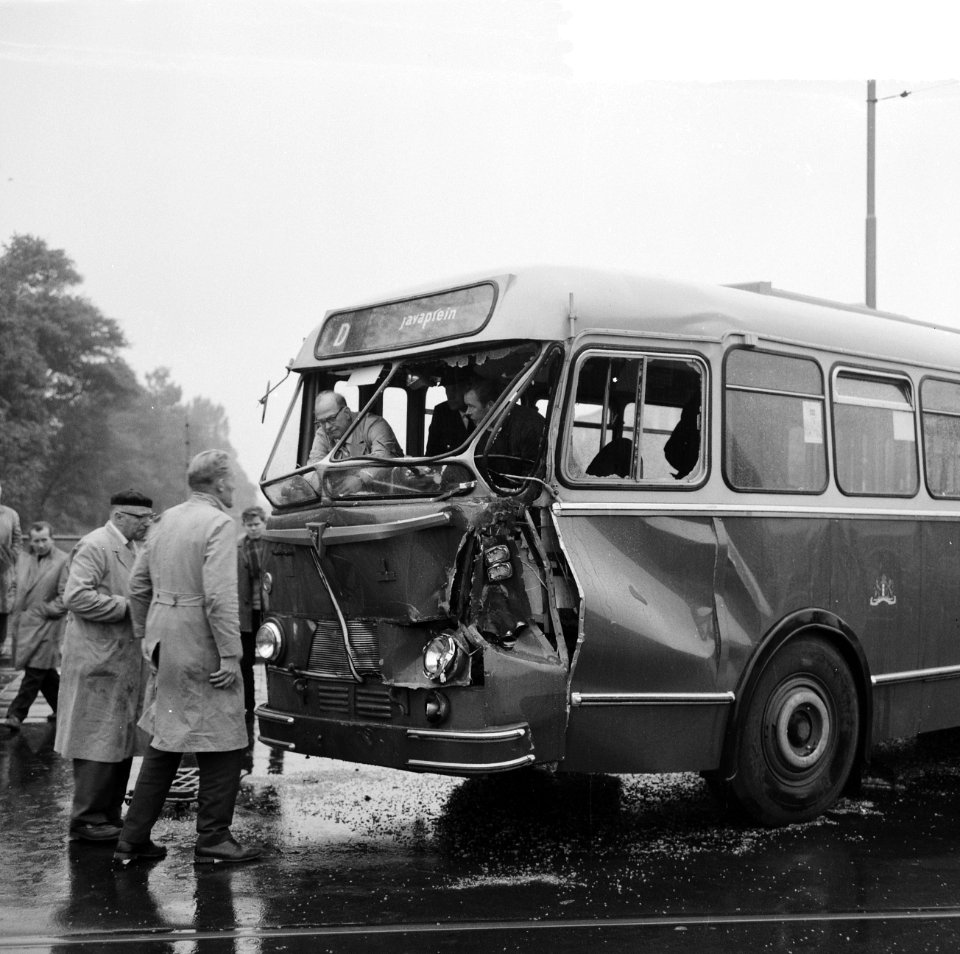 Gemeentebus (D) in botsing met vrachtwagen, Kruislaan hoek Middenweg, Bestanddeelnr 917-0110