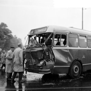 Gemeentebus (D) in botsing met vrachtwagen, Kruislaan hoek Middenweg, Bestanddeelnr 917-0110