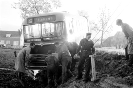 Gemeentebus op Sloterweg van rijbaan afgegleden, Bestanddeelnr 914-5153