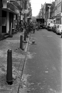 Gemeente heeft paaltjes laten plaatsen op stoep Lange Leidsedwarsstraat te Amste, Bestanddeelnr 925-8249 photo