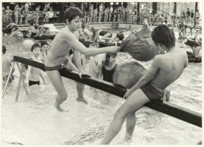 Gemeentelijke Zweminrichting De Planeet. Jaarlijks waterfestijn, georganiseerd door de dienst sport- en jeugdzaken en de zwemverenigingen DWT en DWV. NL-HlmNHA 54011520