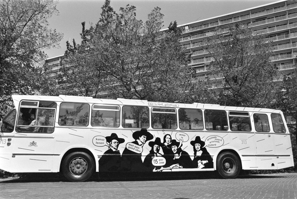 Gemeentebus in Amsterdam met een beeltenis van Rembrandts schilderij De Staalme, Bestanddeelnr 932-6134