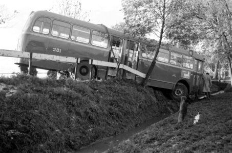 Gemeentebus op Sloterweg van rijbaan afgegleden, Bestanddeelnr 914-5152