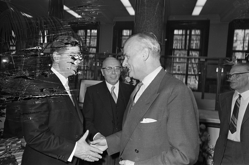 Gemeente Giro 50 jaar, oud-hoofdcommissaris Van der Molen feliciteert de heren S, Bestanddeelnr 920-1772