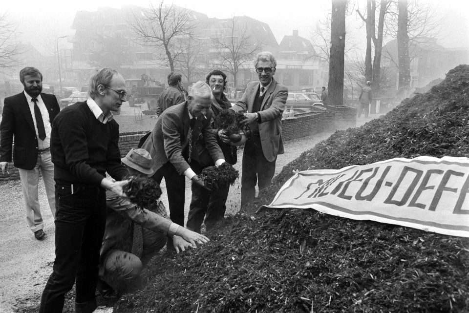 Gemeente Hillegom krijgt boomschors in het kader van de actie Spruiten kan ni, Bestanddeelnr 932-8845