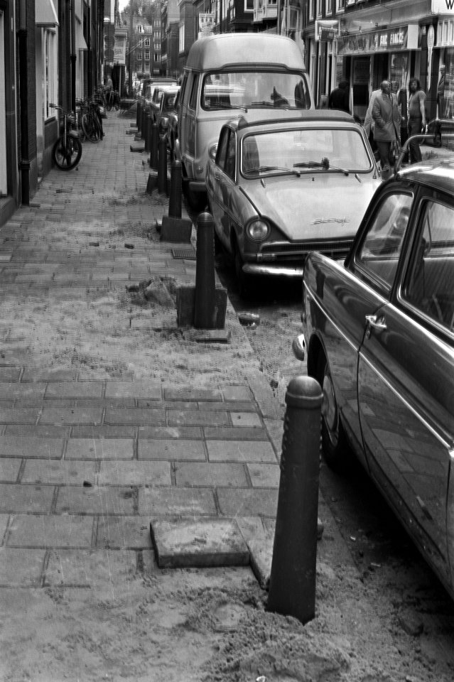 Gemeente heeft paaltjes laten plaatsen op stoep Lange Leidsedwarsstraat te Amste, Bestanddeelnr 925-8247