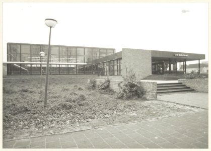 Gemeentelijke Zweminrichting De Planeet. Voorgevel aan de Planetenlaan. NL-HlmNHA 54005075