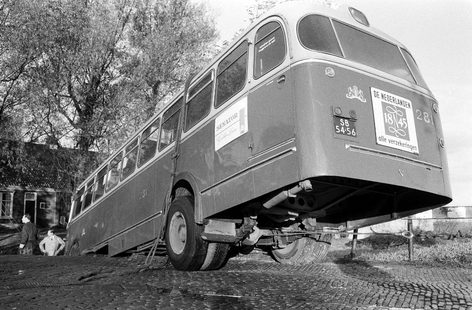 Gemeentebus op Sloterweg van rijbaan afgegleden, Bestanddeelnr 914-5154